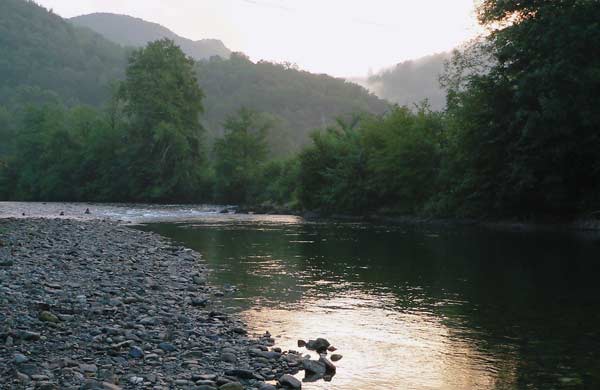 Les rivière des Pyrénées permettent la pêche de belles truites sauvages, ici le SALAT